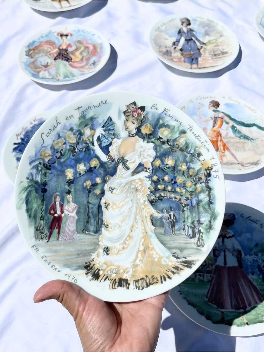 VINTAGE FRENCH PORCELAIN DECORATIVE COLLECTOR PLATES LES FEMMES DU SIÉCLE 12 - Picture 7 of 12